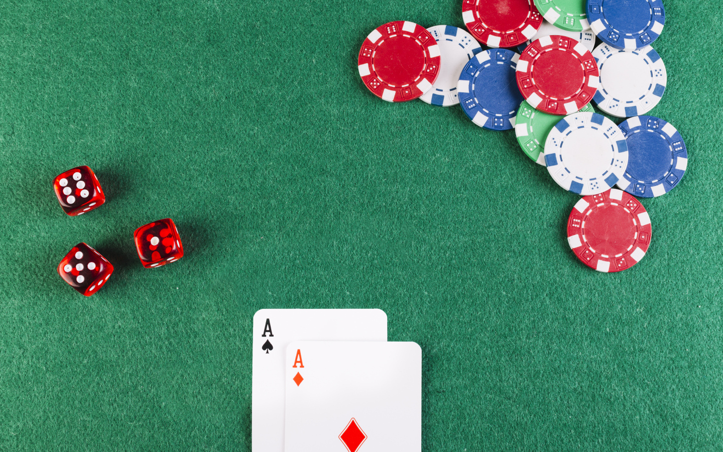 Карты, фишки и кости для игры в покер 