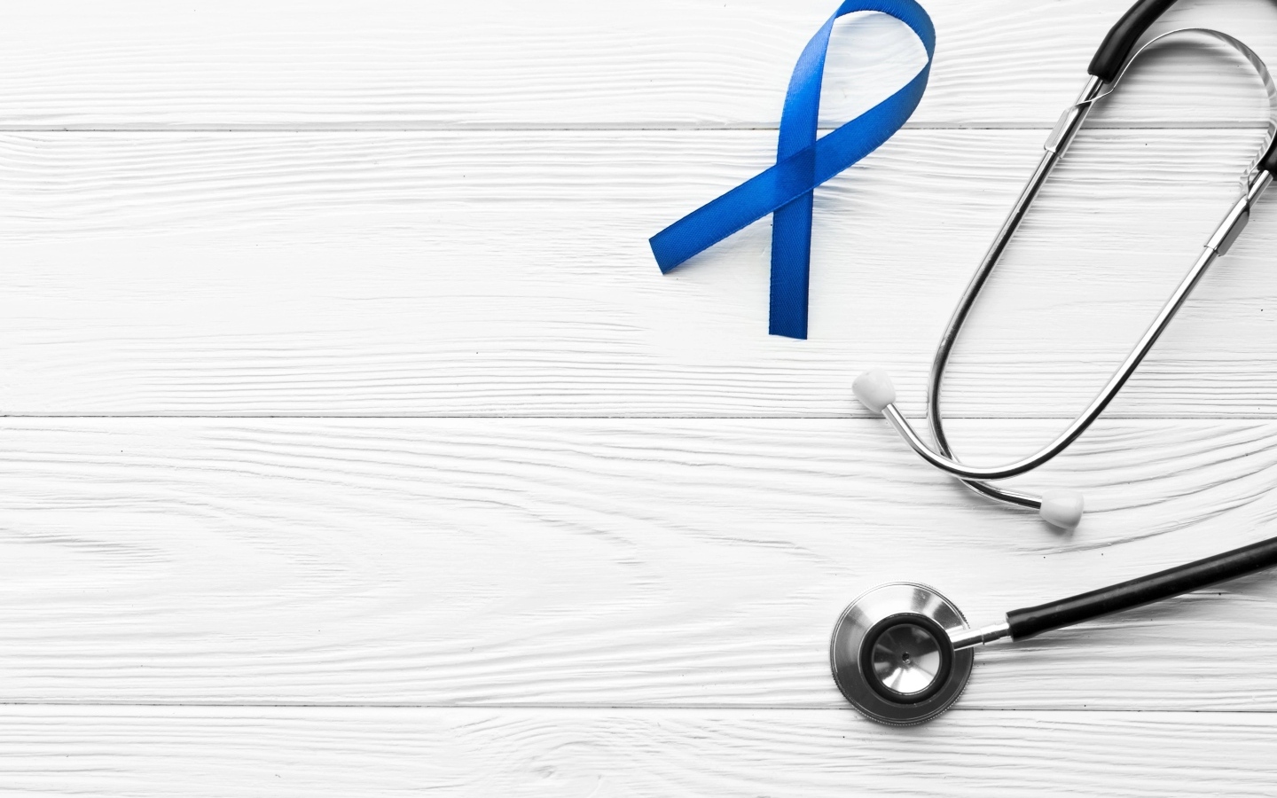 Стетоскоп врача с ленточкой на белом фоне