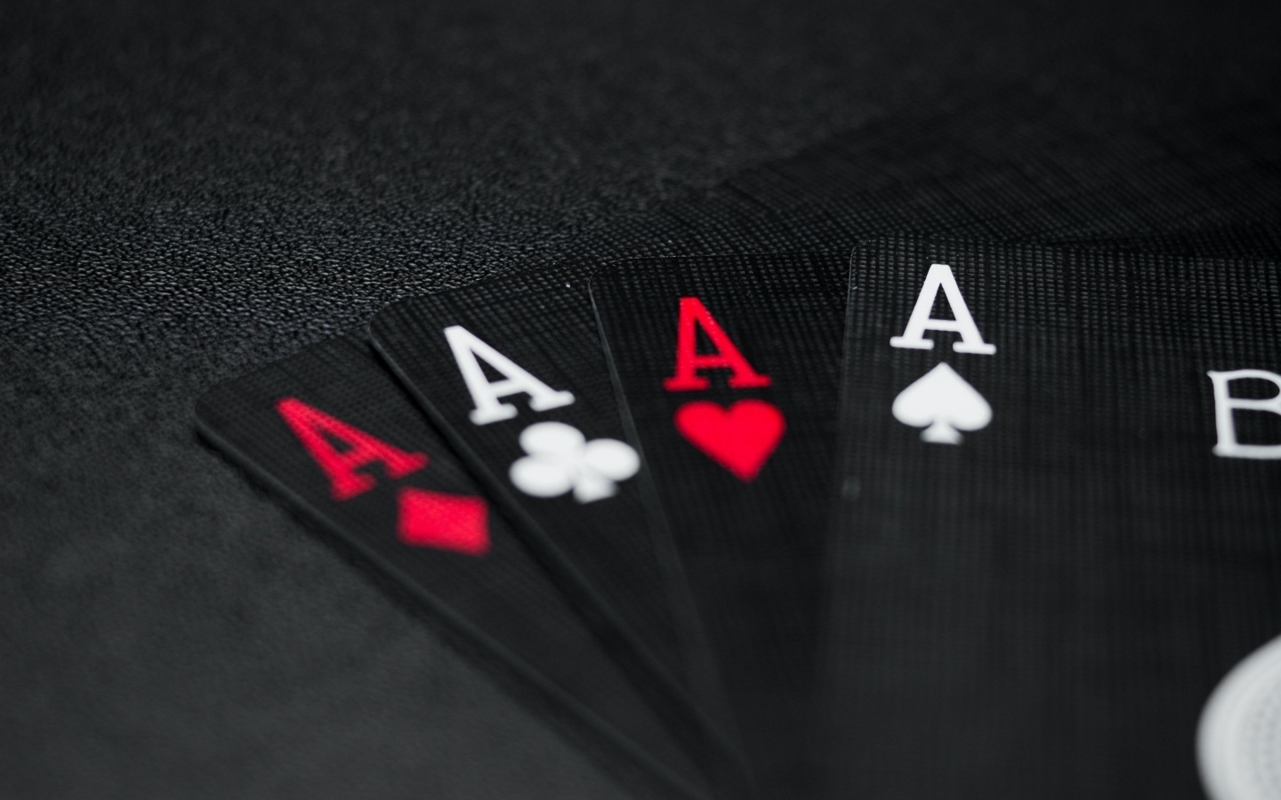 Четыре черных туза на столе