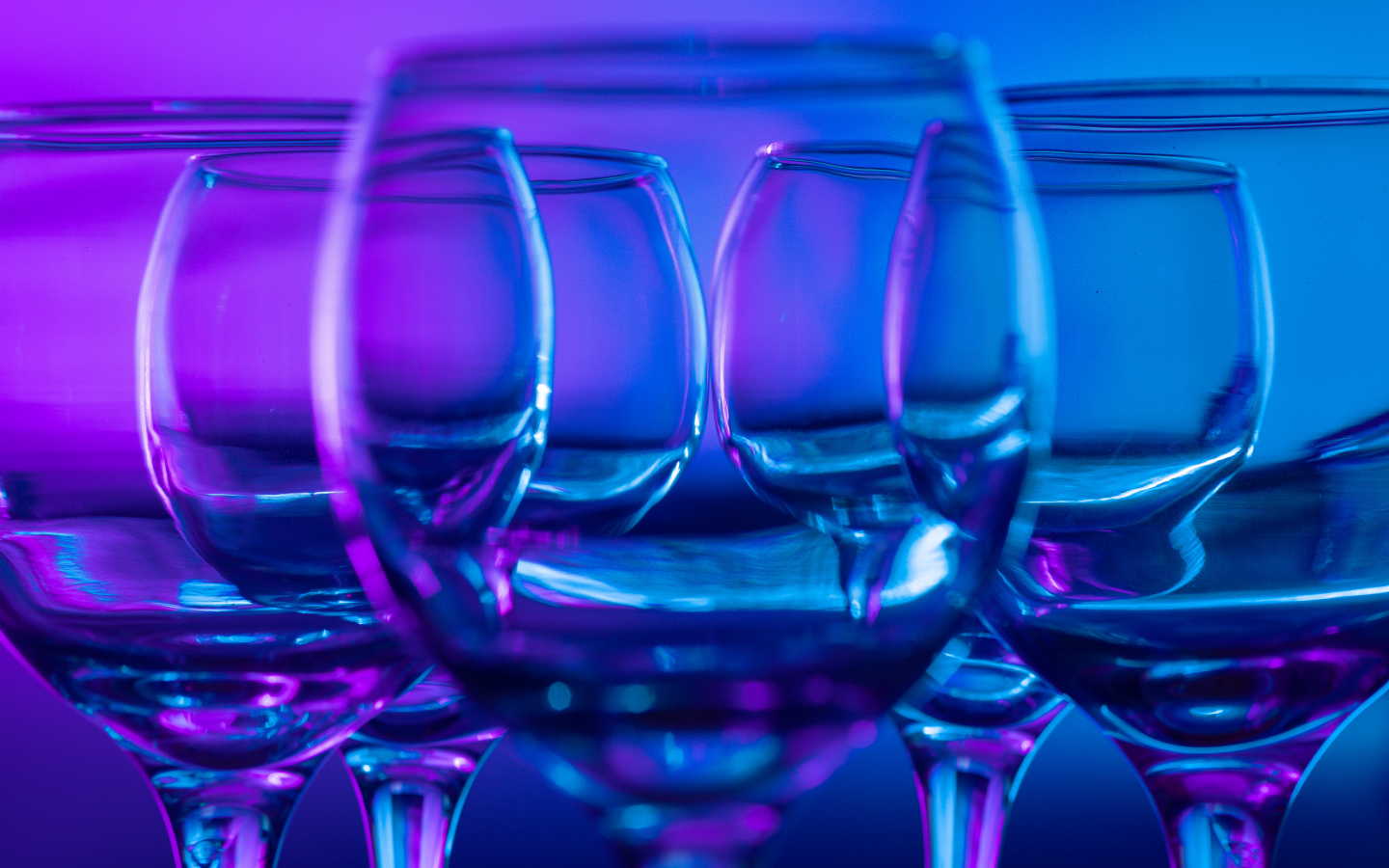 Стеклянные бокалы для вина крупным планом