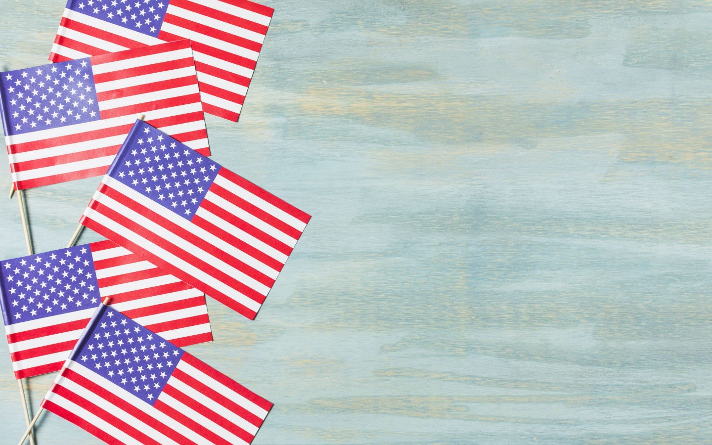 Много флагов Америки на голубом фоне