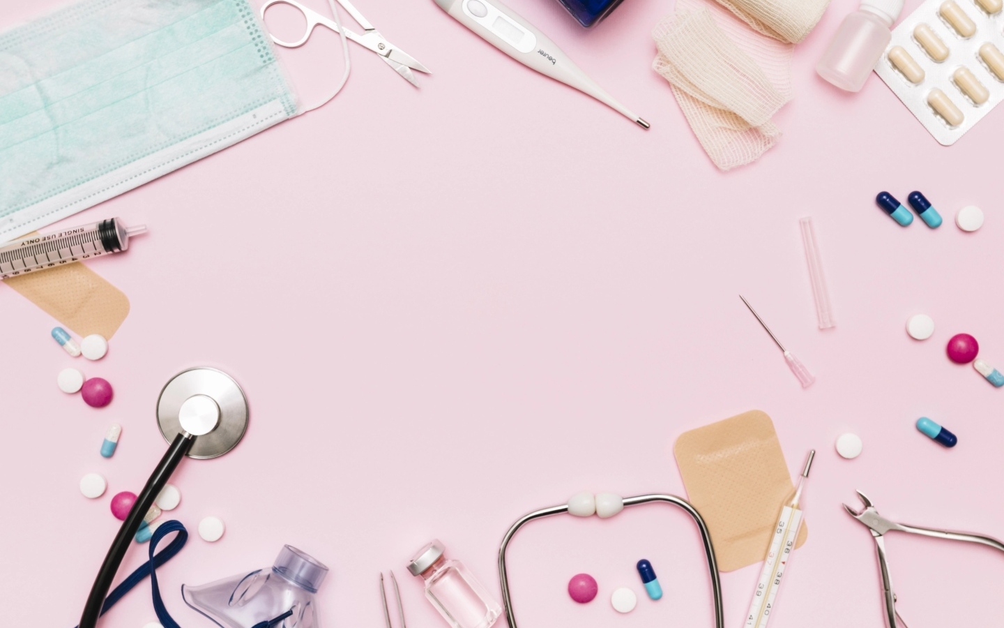Медицинские атрибуты на розовом фоне