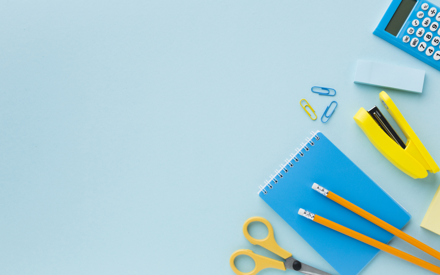 Офисные канцелярские предметы на голубом фоне