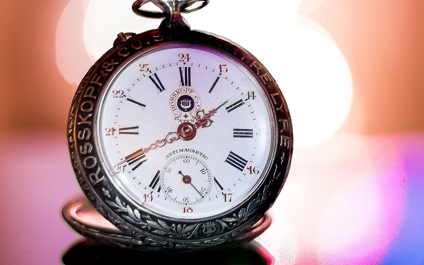Карманные часы крупным планом