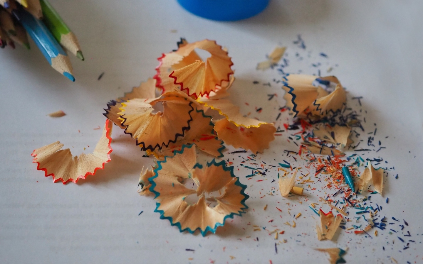 Стружка с разноцветных карандашей на столе