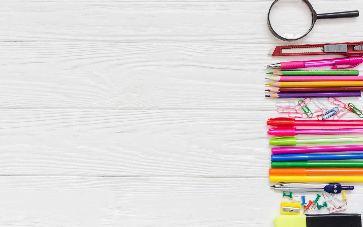 Канцелярские принадлежности на белом деревянном фоне
