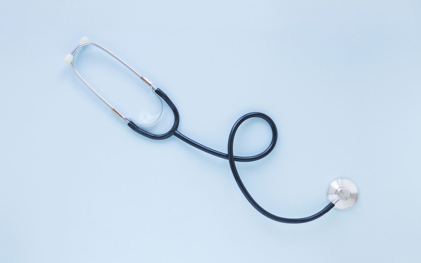 Стетоскоп на голубом фоне