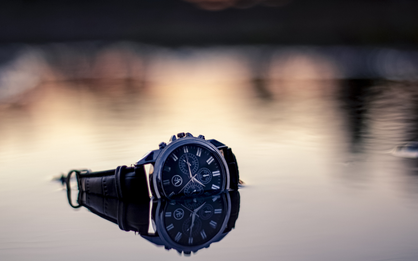 Наручные часы лежат в воде