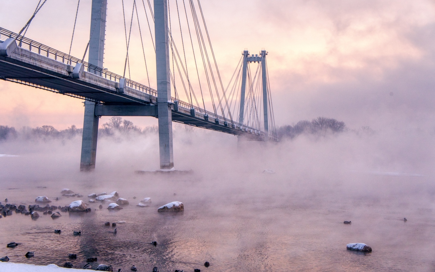 Мост через реку в тумане утром