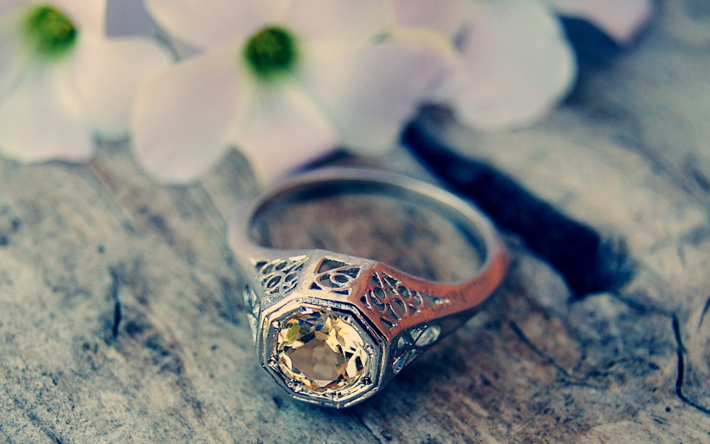 Перстень с камнем на деревянном столе 