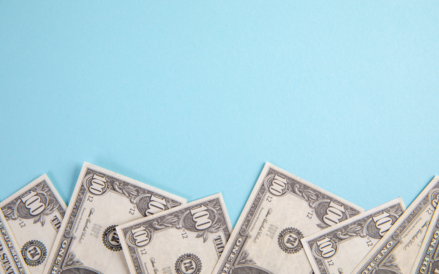 Банкноты доллары на голубом фоне