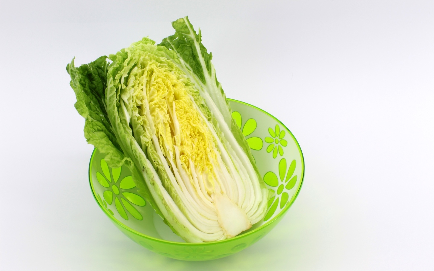 Пекинская капуста в миске на сером фоне