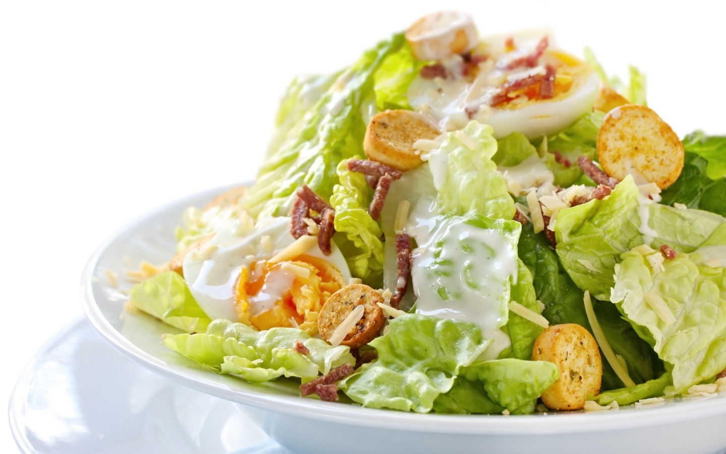Салат Цезарь на большой белой тарелке