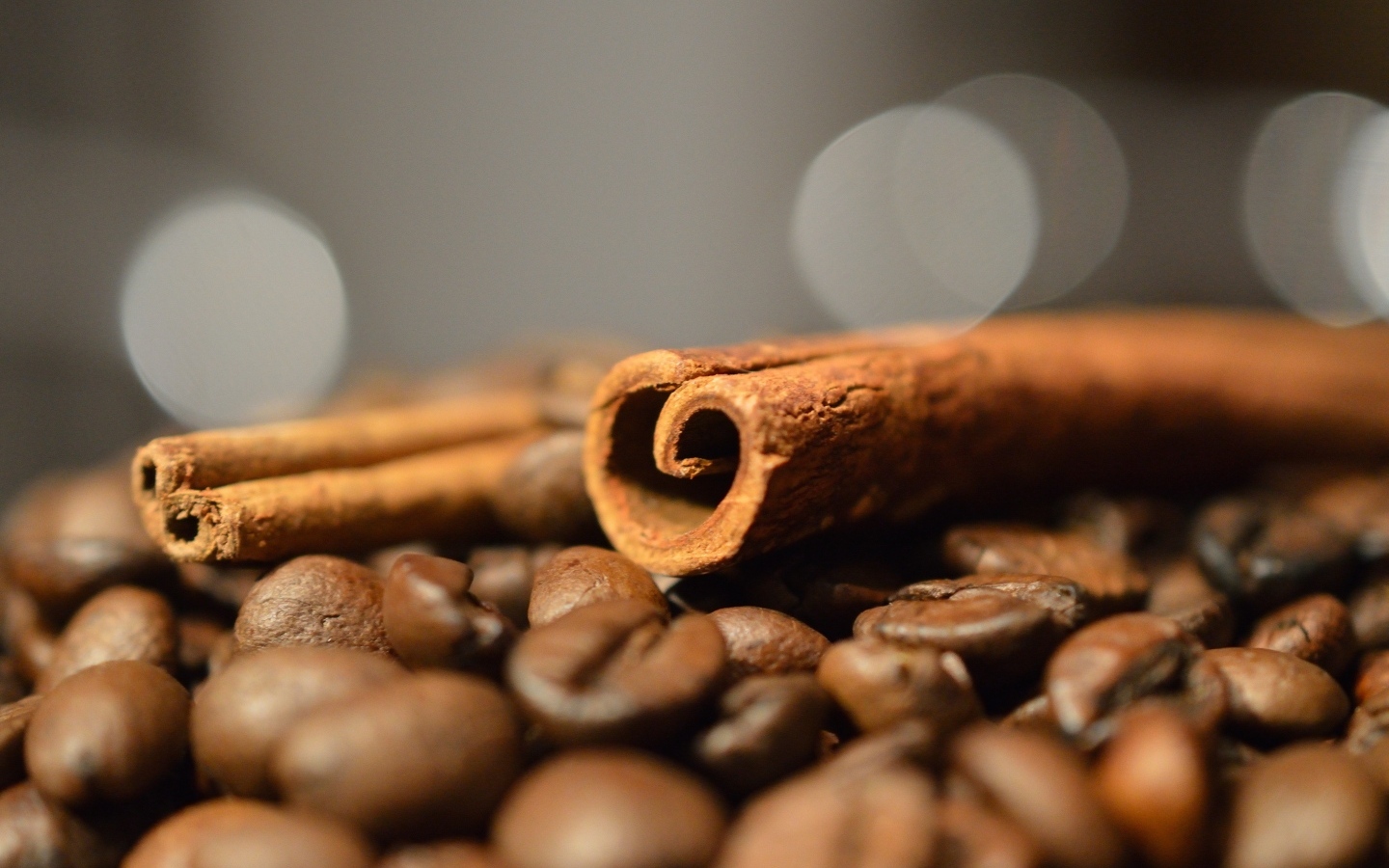 Корица с кофейными зернами на столе