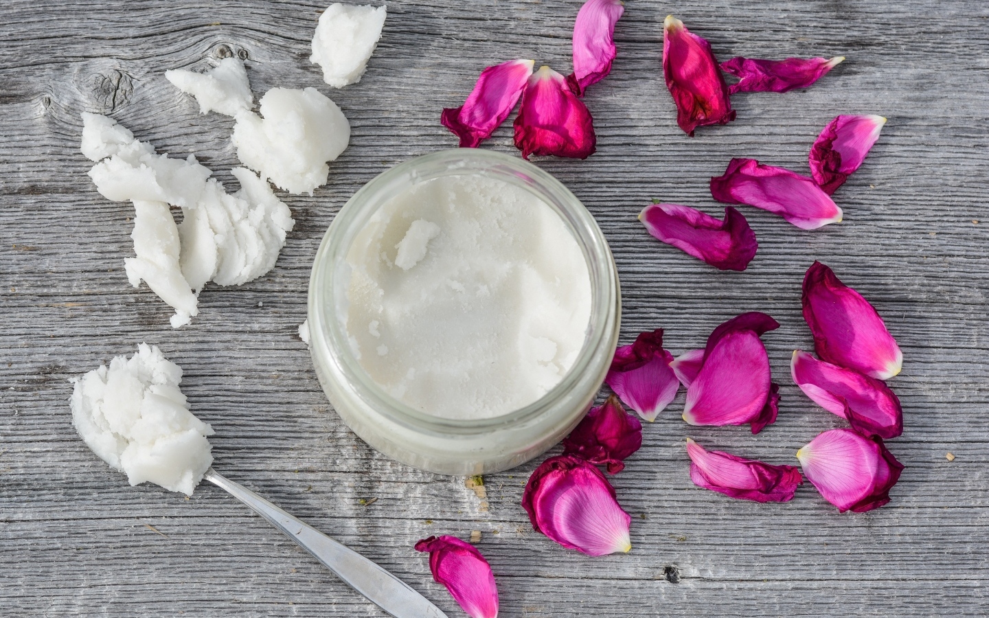 Кокосовое масло с лепестками роз