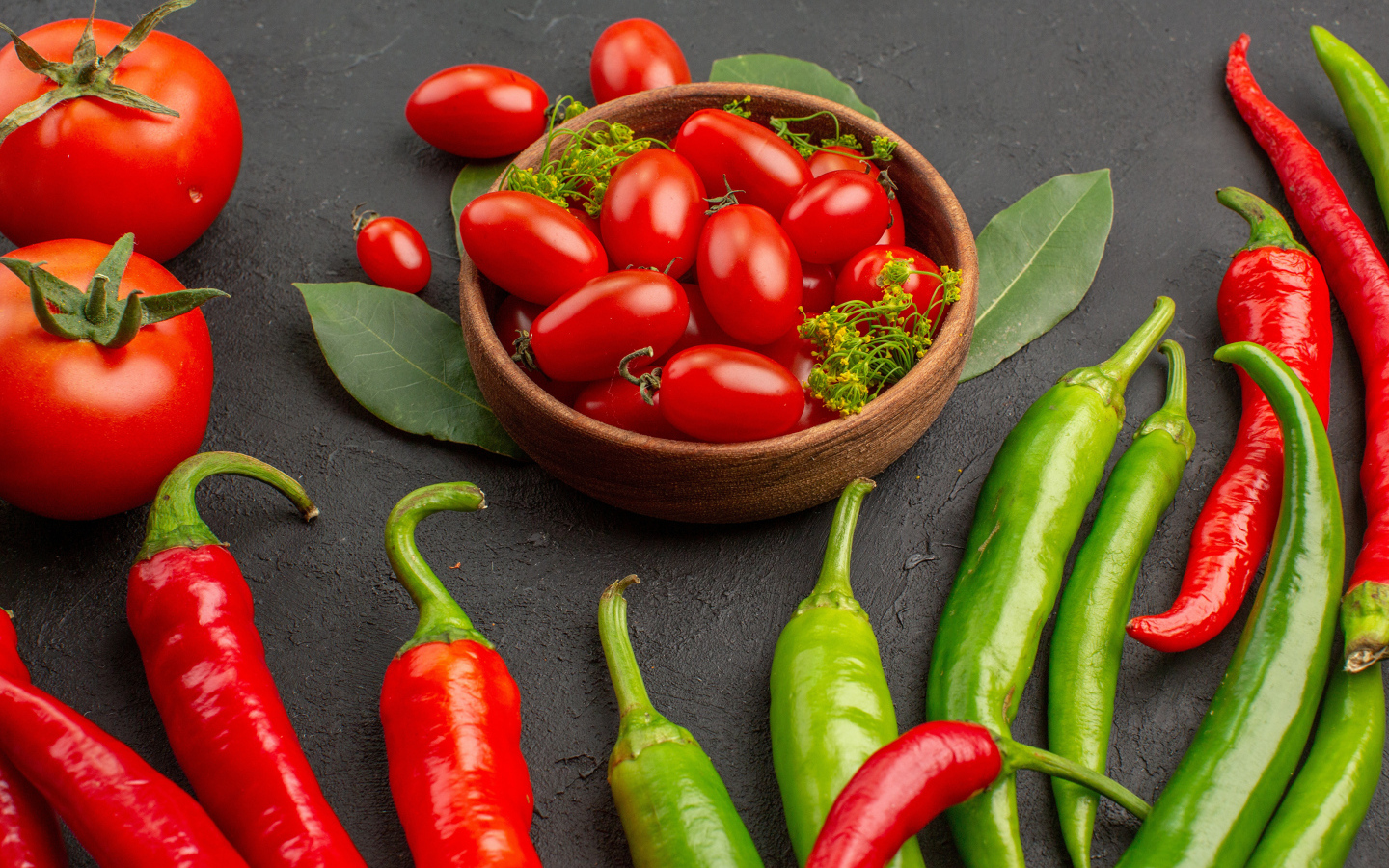 Свежие помидоры на столе с острым перцем