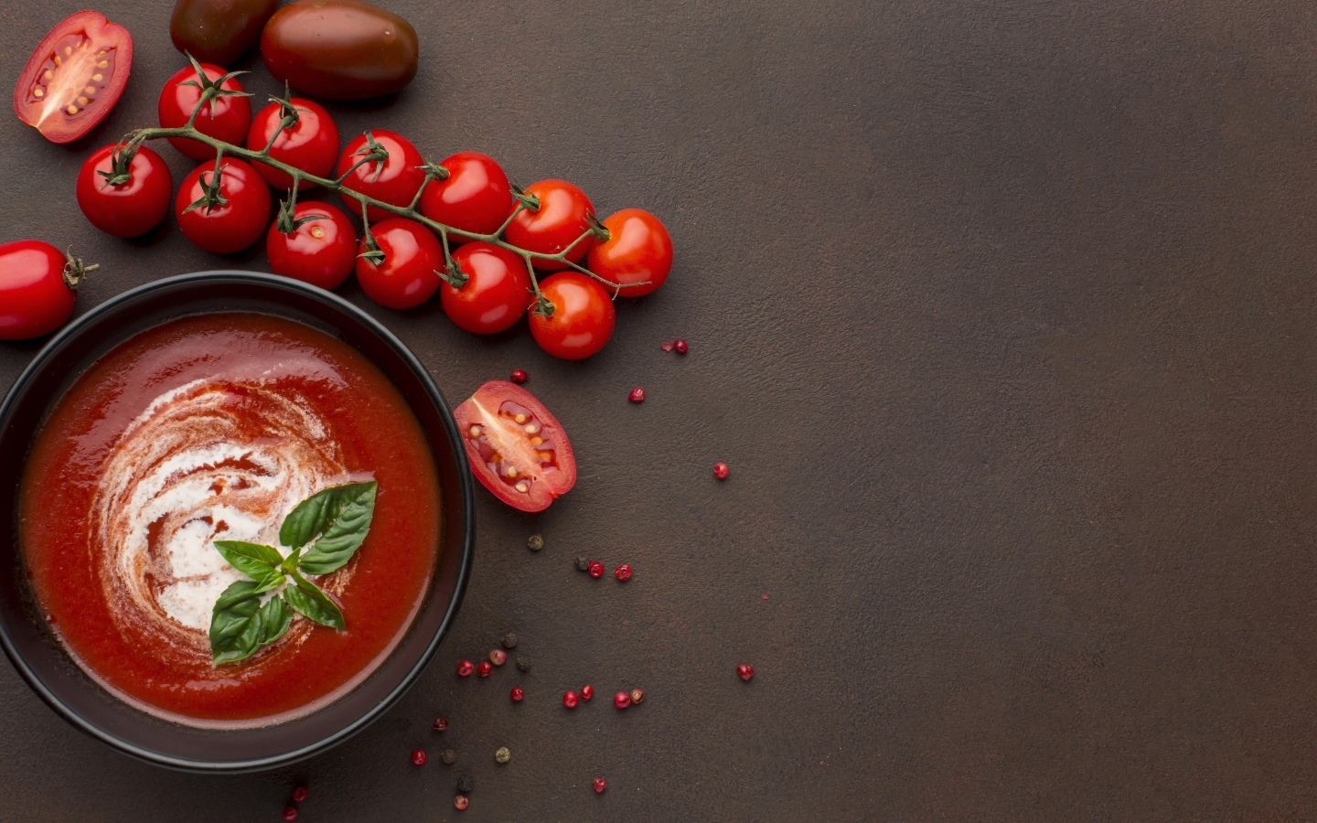 Кетчуп в тарелке на столе с помидорами