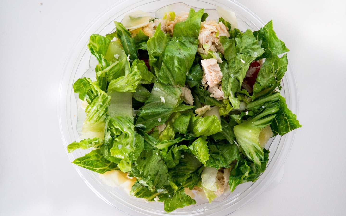 Лиственный салат с курицей в тарелке