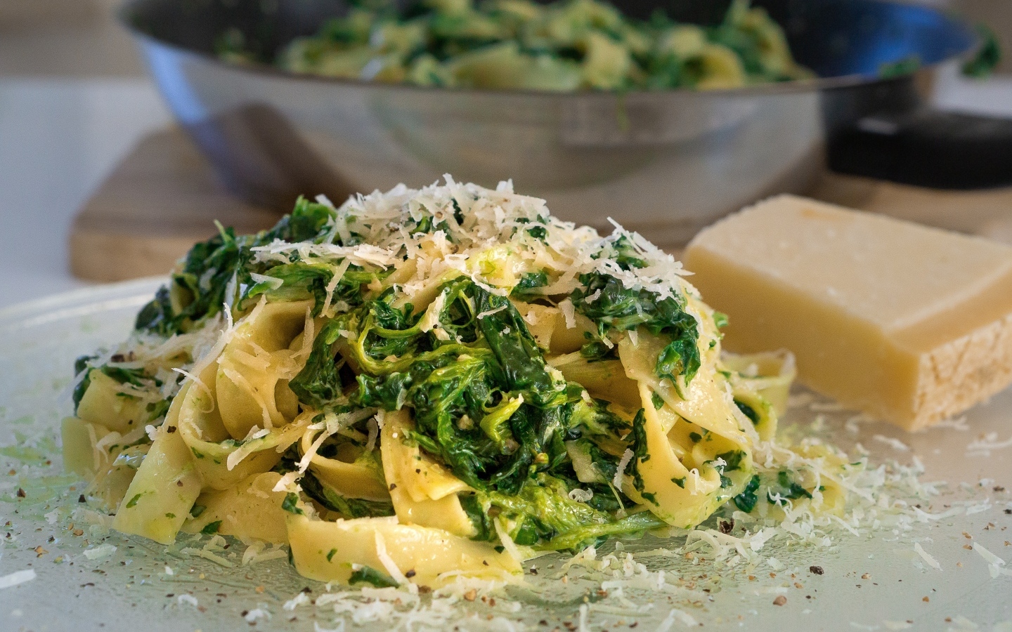 Макароны с тертым сыром и шпинатом