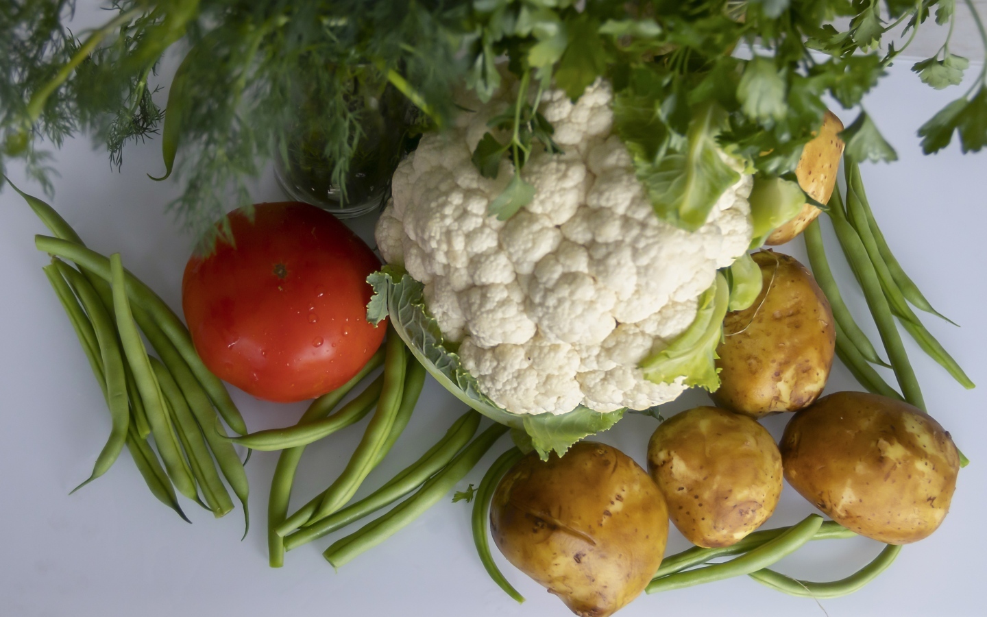 Сырые полезные овощи на сером столе