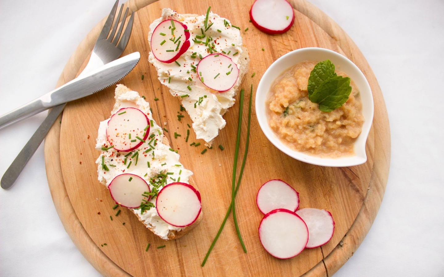 Бутерброды с сыром и редисом