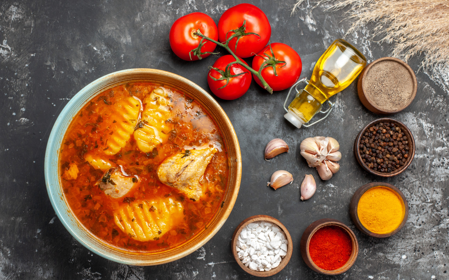 Острый суп с курицей на столе со специями