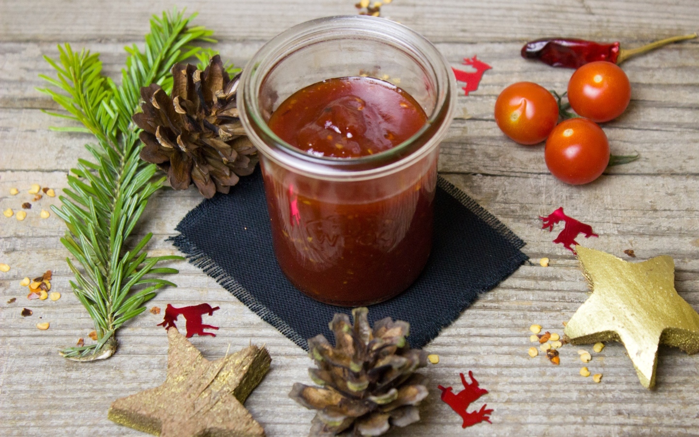 Томатный соус на столе шишками 