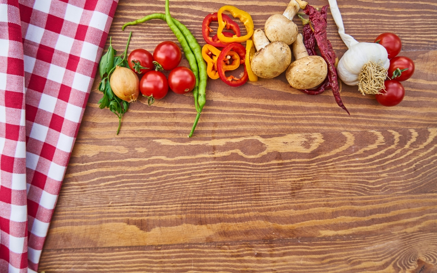 Овощи на деревянном столе с клетчатой скатертью