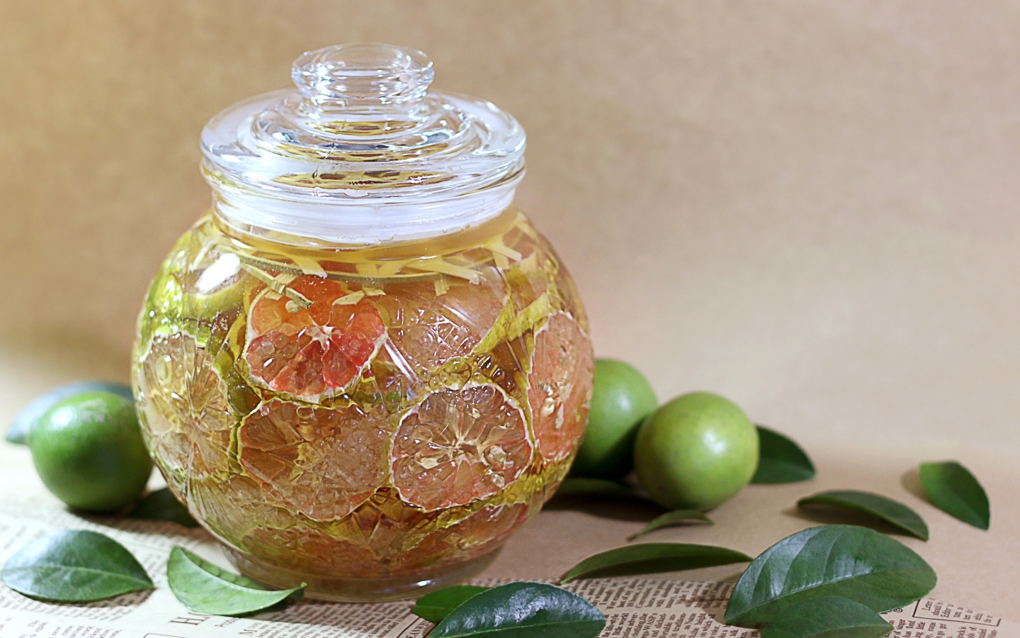 Банка с консервированными лаймами на столе