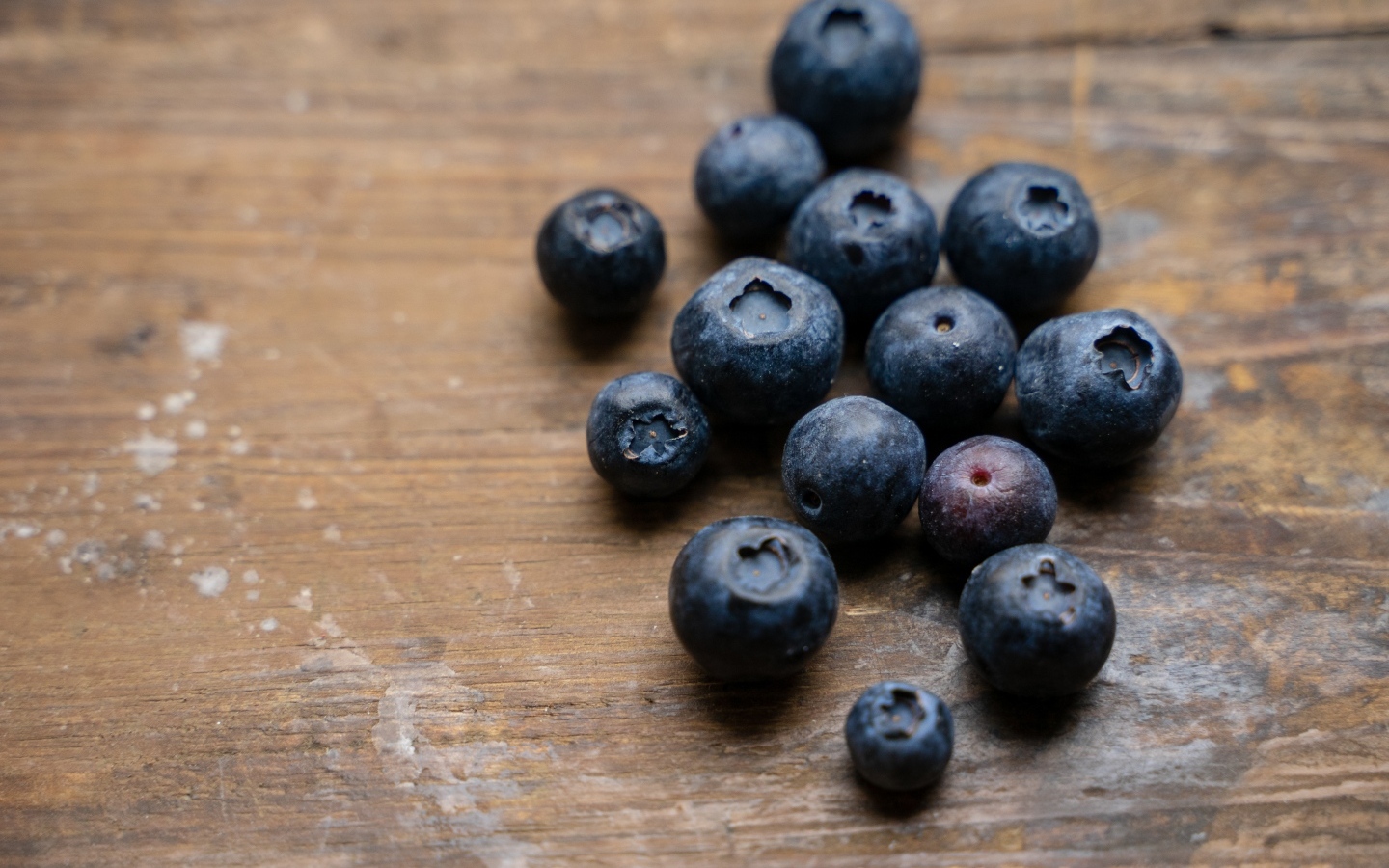 Большая синяя ягода черника на деревянном столе