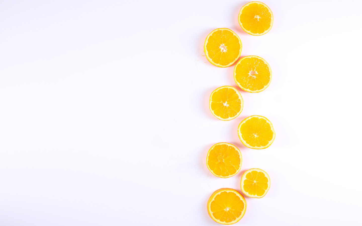 Много половинок лимона и апельсина на белом фоне