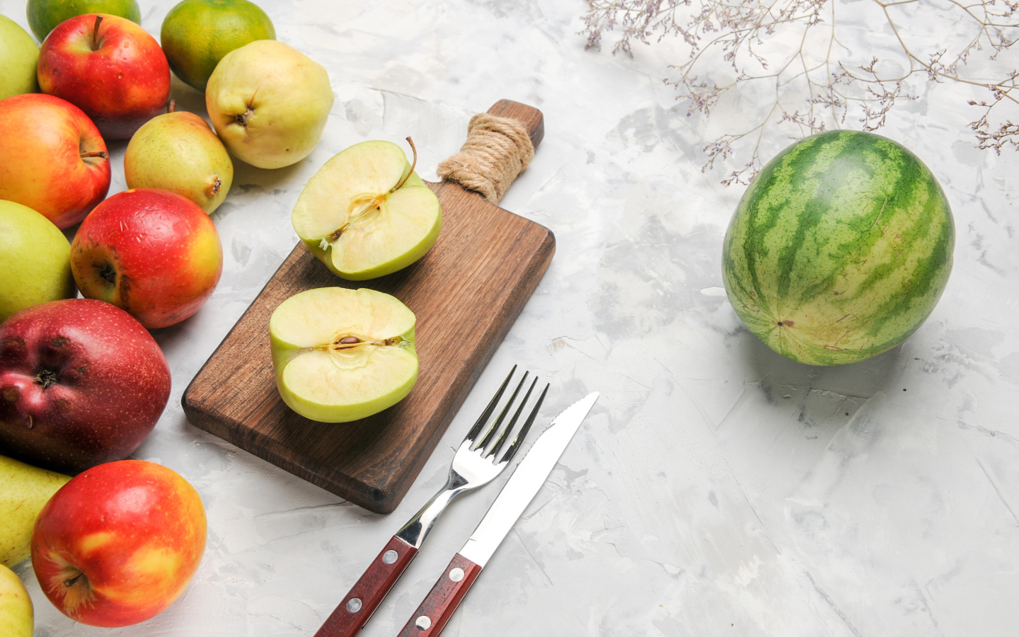 Арбуз  с яблоками и грушами на столе