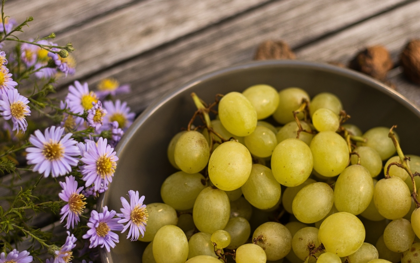 Белый виноград в миске с цветами