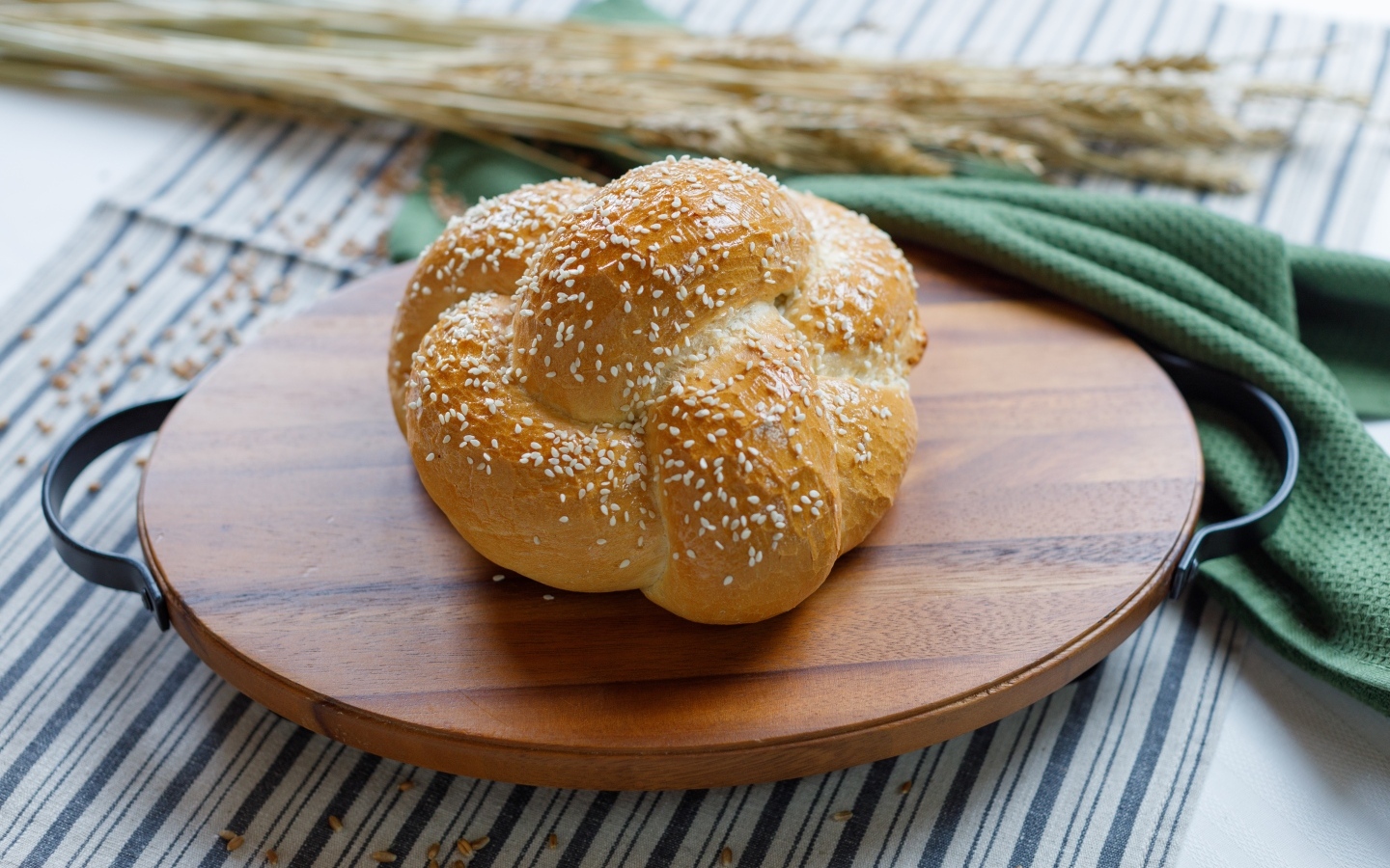 Булочка с кунжутом на разделочной доске