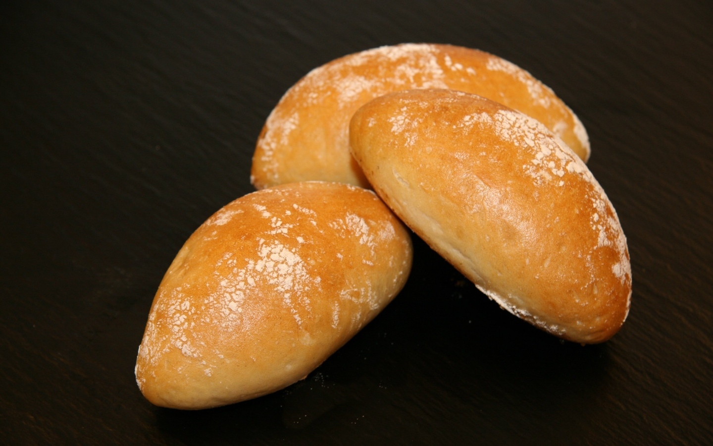 Три французский булочки на черном фоне