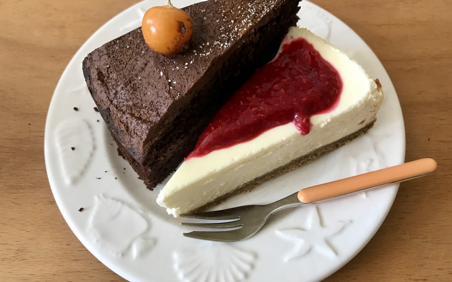 Кусок шоколадного торта и чизкейка на тарелке
