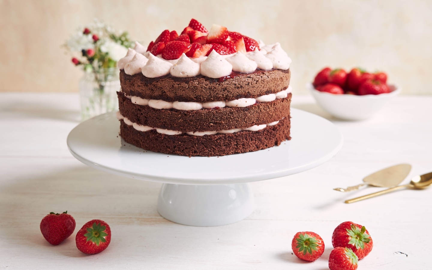 Аппетитный  праздничный торт с кремом и ягодами клубники