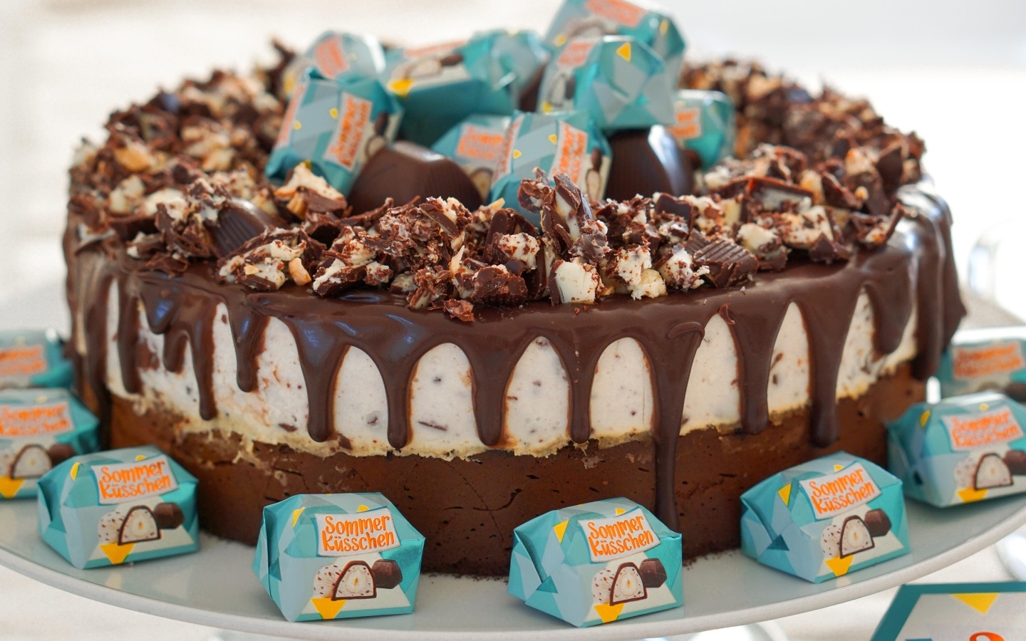 Аппетитный шоколадный торт с конфетами