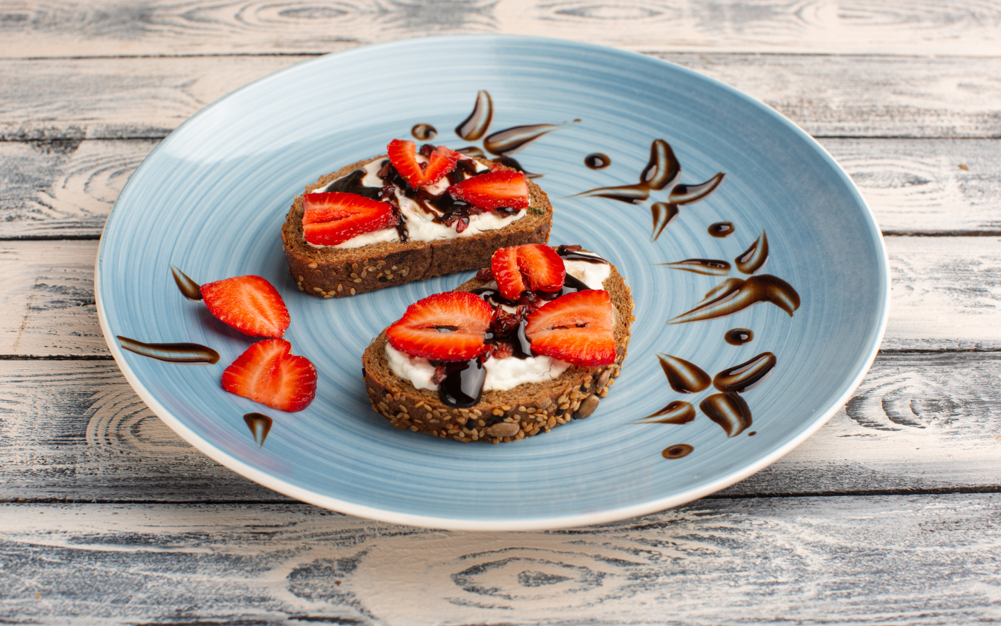 Хлебные гренки с кремом, шоколадом и кусочками клубники