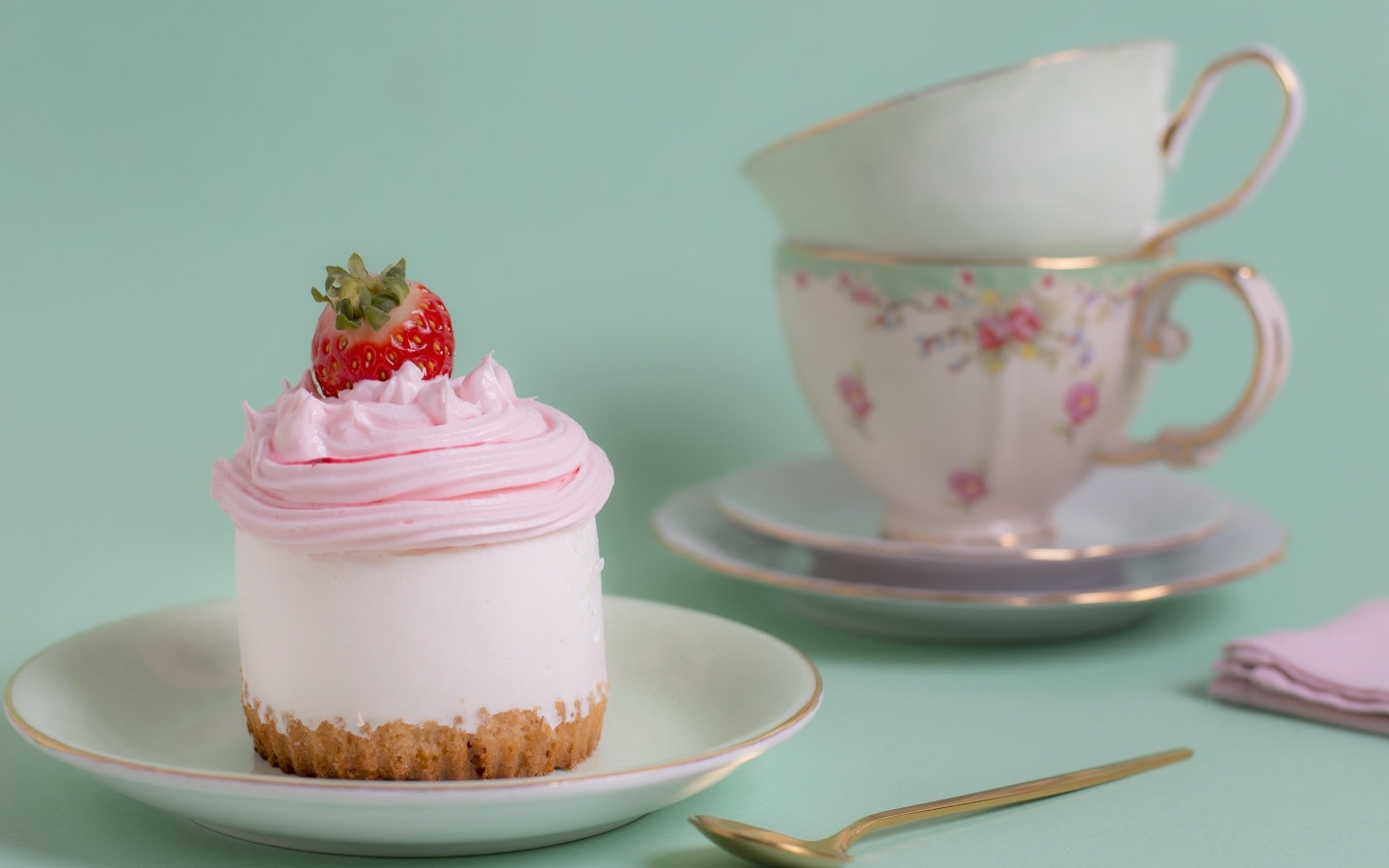 Пирожное на столе с красивыми чашками