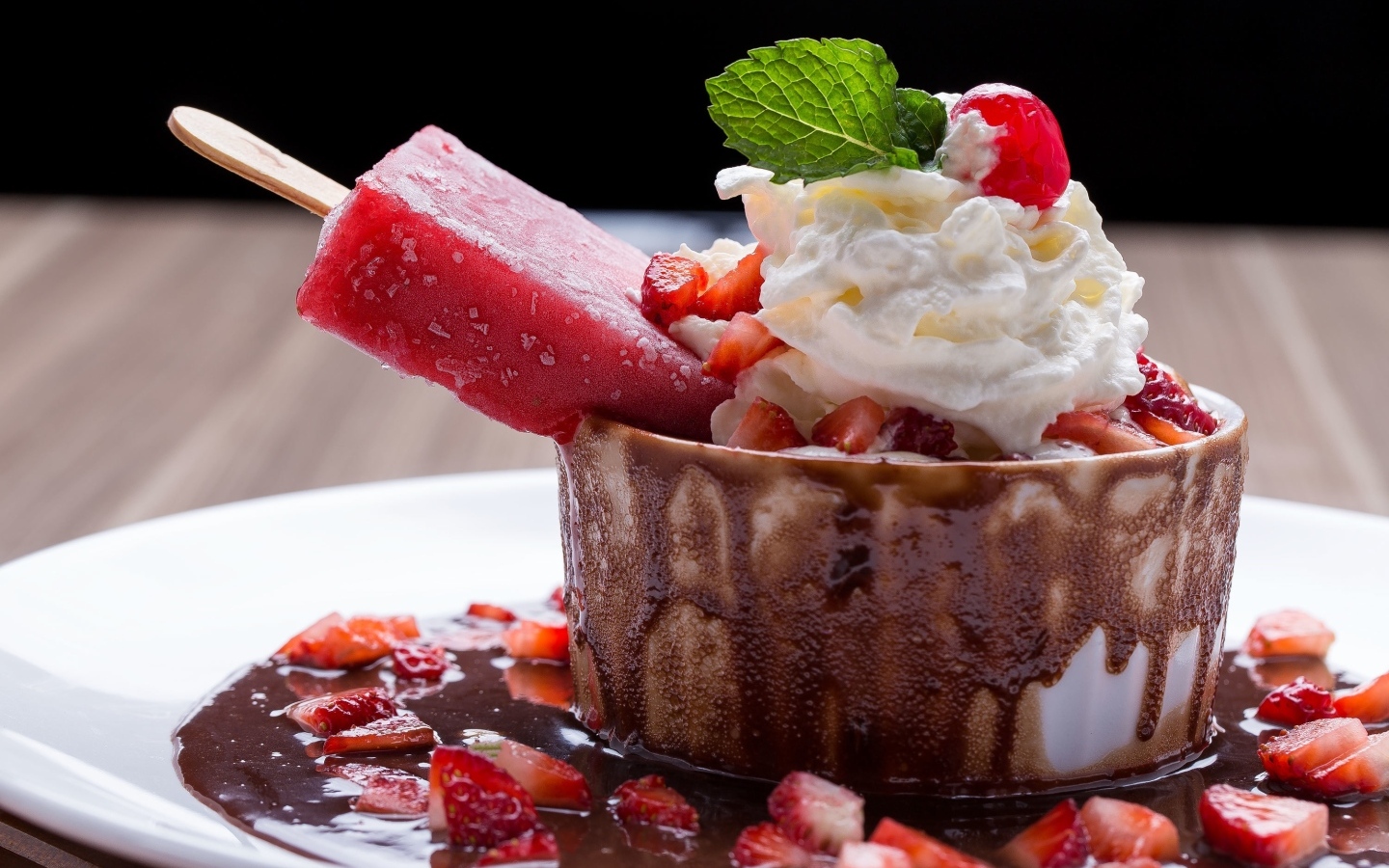 Торт с мороженым, ягодами и взбитыми сливками