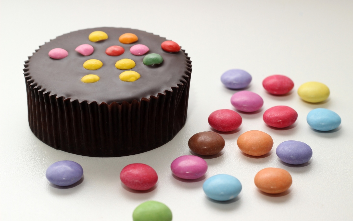 Шоколадный торт с разноцветными конфетами