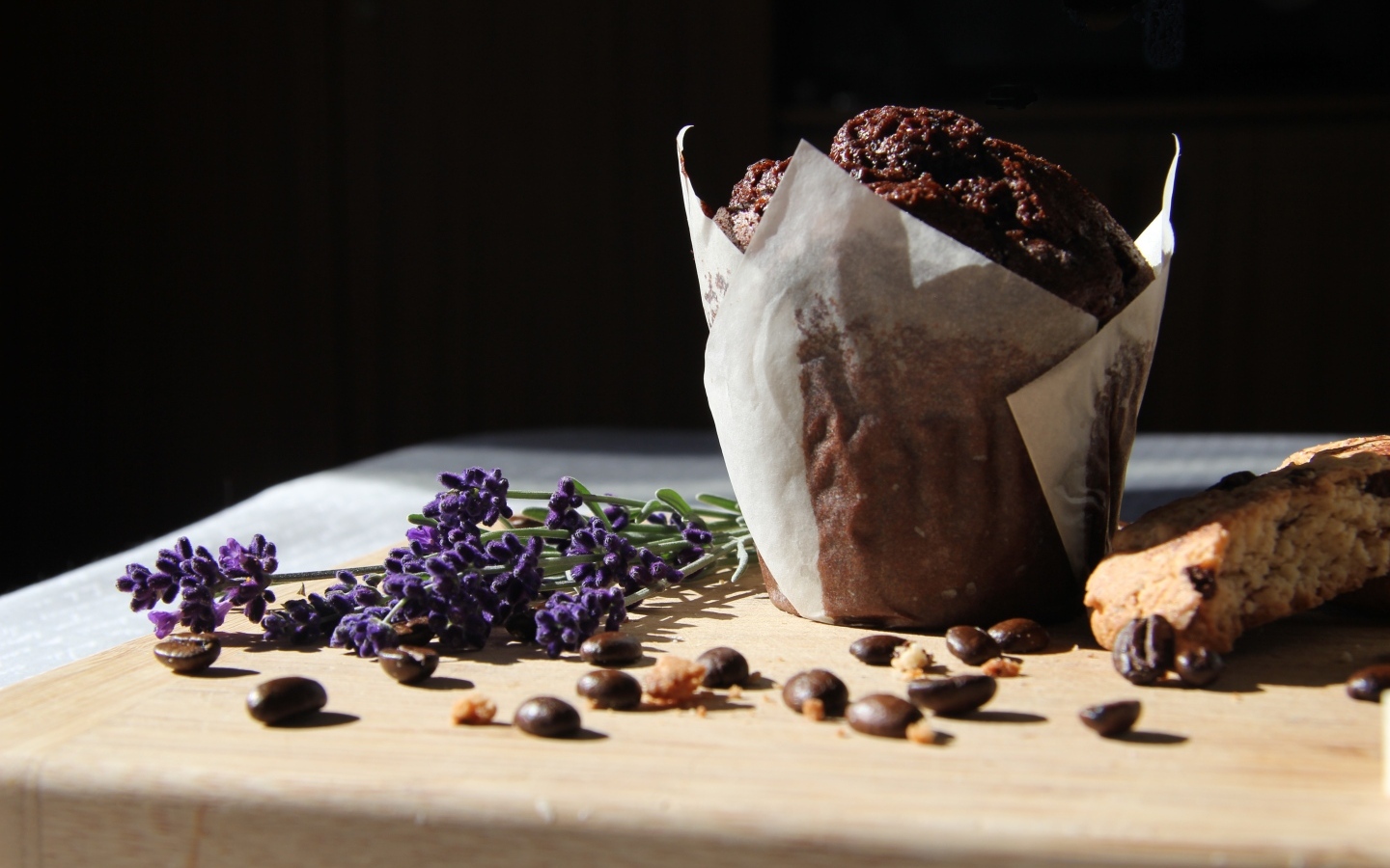 Шоколадный кекс на столе с кофейными зернами и веткой лаванды