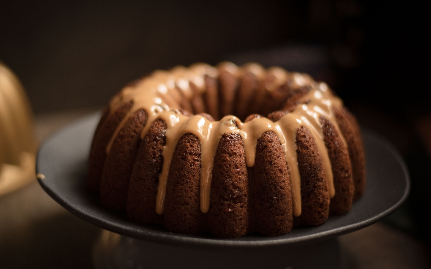 Шоколадный кекс с карамельной глазурью