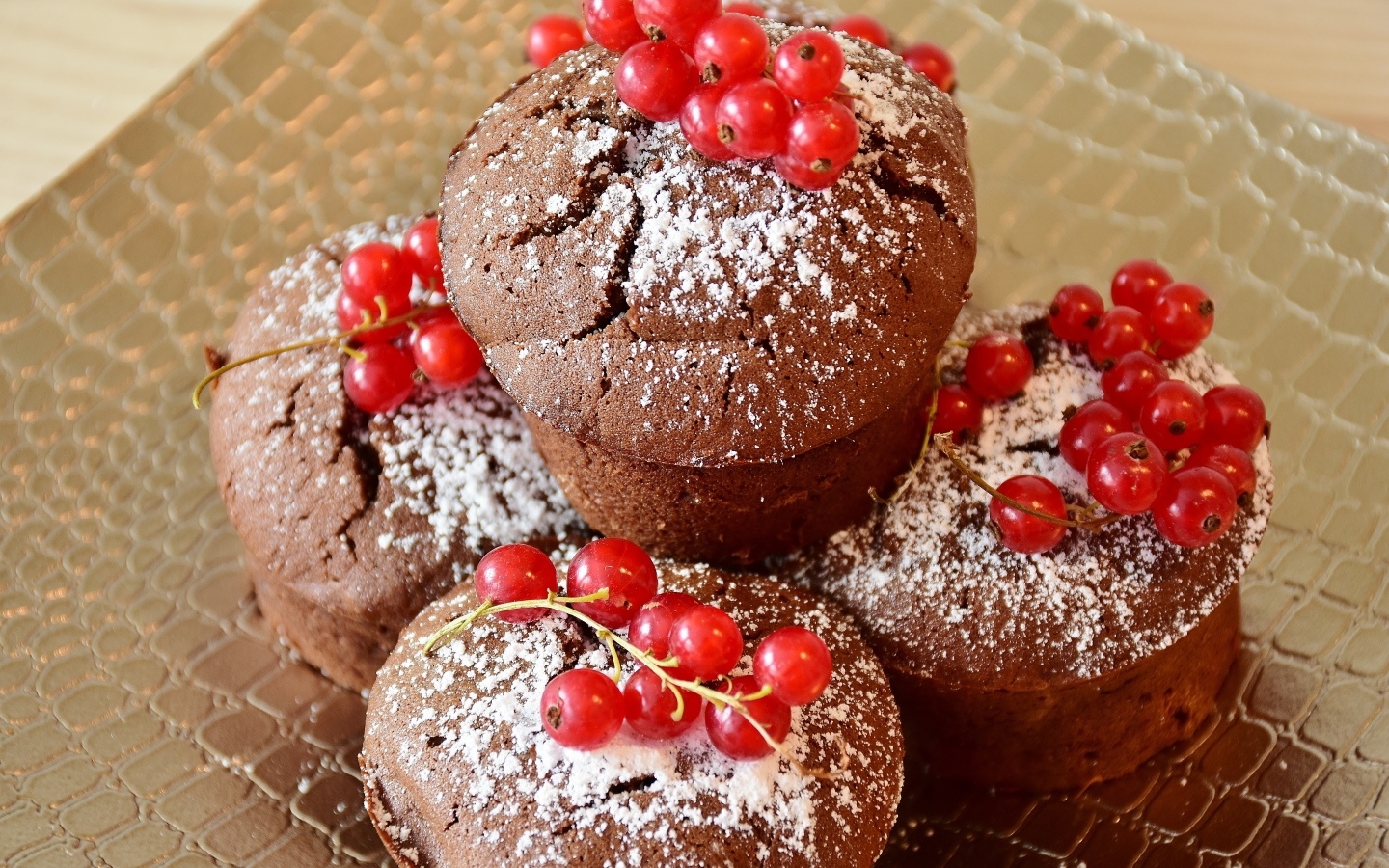 Шоколадные кексы с красной смородиной