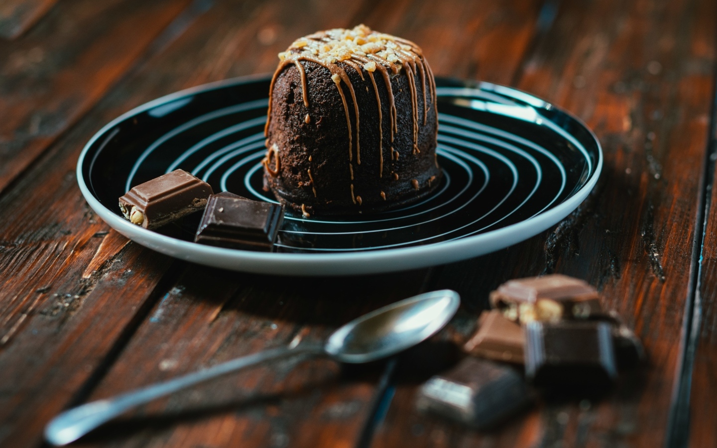 Шоколадный десерт на большой тарелке 