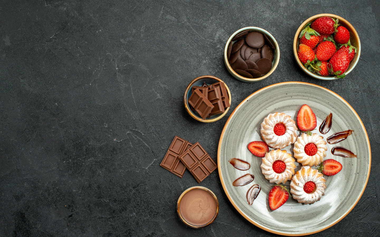 Печенье на столе с шоколадом и ягодами клубники