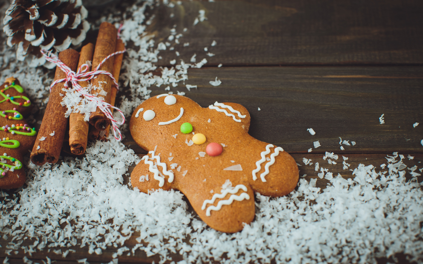 Печенье на столе с кокосовой стружкой и корицей