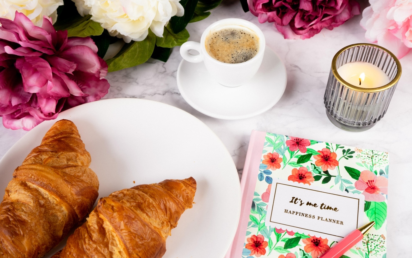 Круассаны на столе с кофе и цветами