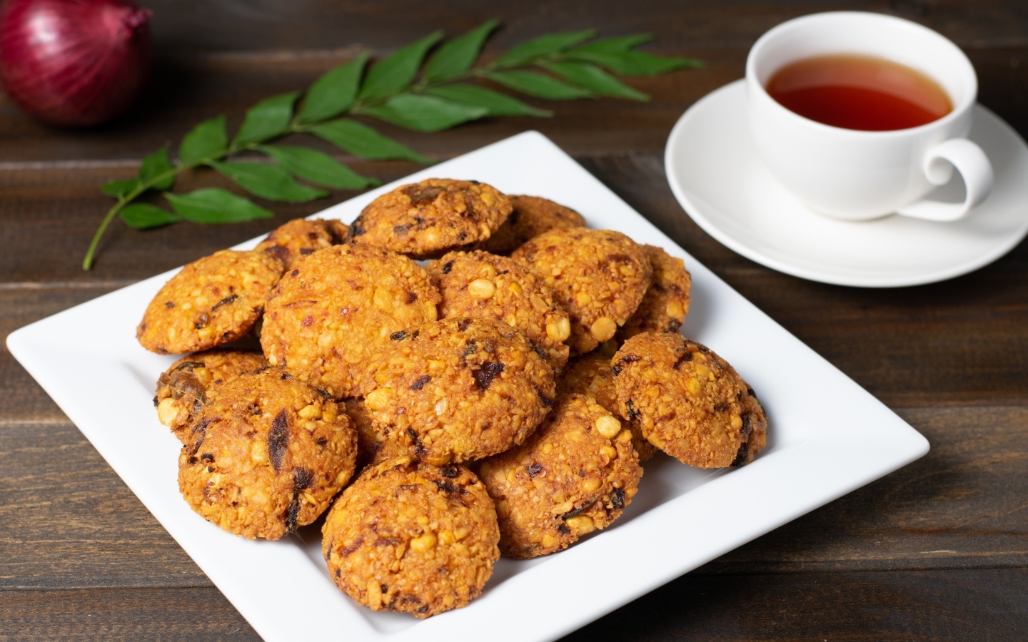 Вкусное  сладкое печенье с чашкой чая